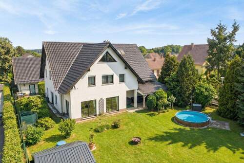 Garten mit Pool und Gartenhaus - 