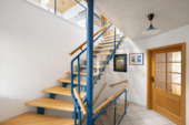 Flur mit Galerie oben - 6 Zimmer Einfamilienhaus in Bad Emstal