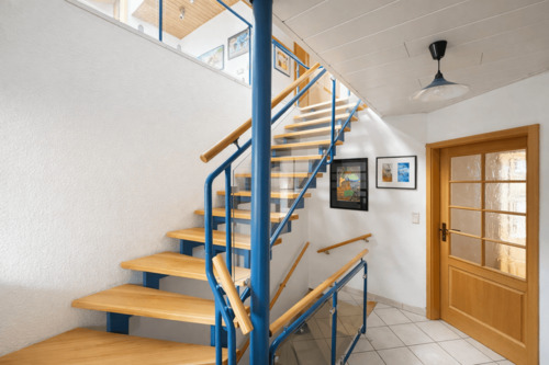 Flur mit Galerie oben - 6 Zimmer Einfamilienhaus in Bad Emstal