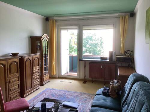 Wohnzimmer mit Balkon - Etagenwohnung mit 75,00 m&sup2; in Zwenkau zum Kaufen