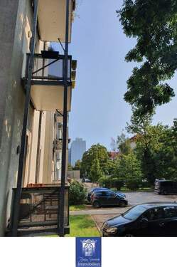 Blick in den Innenhof - Wunderschöne Wohnung mit Balkon und Bad mit Wanne!