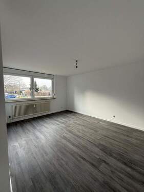 Wohnzimmer - Renovierte 3 Zimmer Wohnung - 1.200,00&nbsp;EUR Kaltmiete, ca.&nbsp; 70,00&nbsp;m&sup2;&nbsp;Wohnfl&auml;che