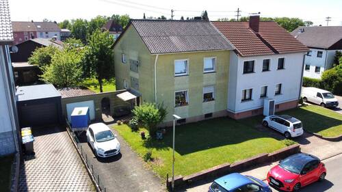 Frontansicht Wohngebäude - Zweifamilienhaus mit Garten in ruhiger Lage