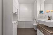 Badezimmer mit Badewanne - 