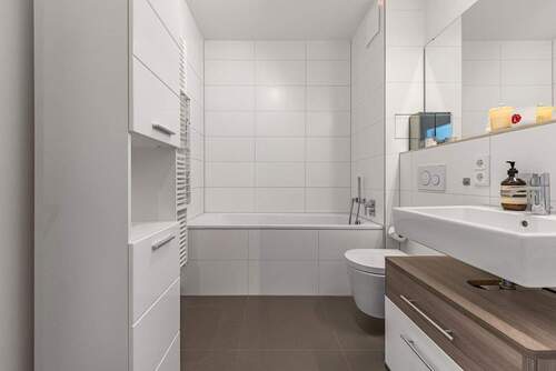 Badezimmer mit Badewanne - 