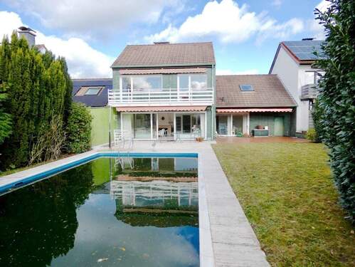 Rückansicht - Außergewöhnliches Einfamilienhaus mit Terrasse, Garten u.Außenpool