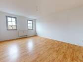 Ansicht I: Wohn- und Esszimmer - *2 Nettokaltmieten geschenkt* Singles und Paare aufgepasst: 2-Zimmer-Dachgeschosswohnung mit Einbauküche und Wannenbad