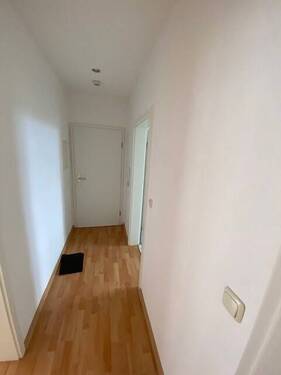Flur - Preiswerte schöne 2-R- Wohnung ca.46m² in MD - Fermersleben im 3.OG vermieten.
