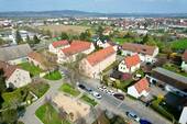 Umgebung mit Spielplatz - 5 Zimmer Etagenwohnung zum Kaufen in Heidenau