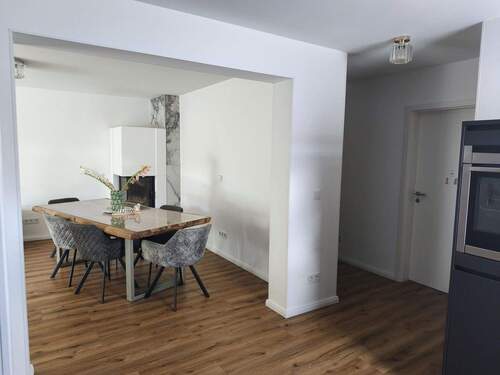 Bild 1 - Lichtdurchflutete Wohnung mit Garage, Kamin und eigenem Garten im freistehendem Haus