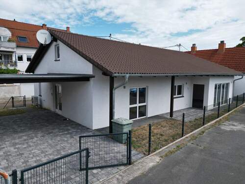 Titel - Barrierefreier Bungalow mit Wärmepumpe, Carport & Anbau - komfortables Wohnen in Oggersheim