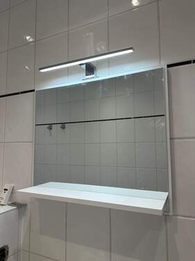 Spiegel mit Leuchte und Ablage - 