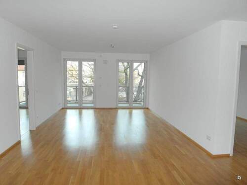 Wohnbereich - Ab sofort zu haben: 3-Zimmer-Wohnung mit großem Balkon, Parkettboden und hochwertiger Einbauküche