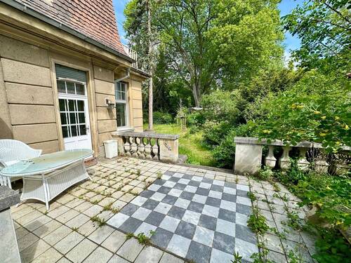 seitliche Terrasse am Haus im Grünen - 