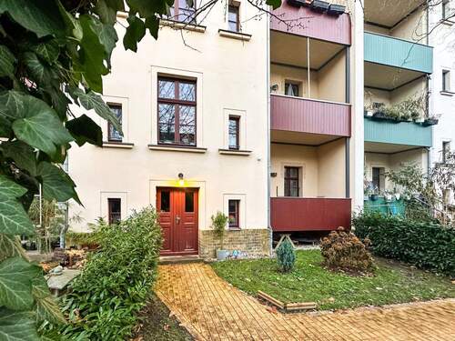 Hinteransicht mit Balkon - 