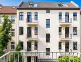 Balkon Blick Hinterhaus - (KI generiert) - 