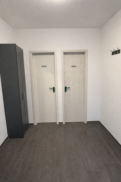 13 Blick zu Damen- und Herrentoilette - 