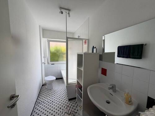 Bad - Wohnung rechts - 