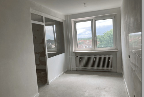 Wohnküche mit Fenster und Blick ins Wohnzimmer über Glastrennwand - Baustelle - Etagenwohnung mit 61,40 m&sup2; in Flörsheim zur Miete