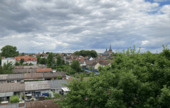Blick über Flörsheim mit Dächern und Büschen, im Hintergrund die Kirche.PNG - 