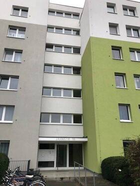 Hauseingang mit Briefkastenanlage - 