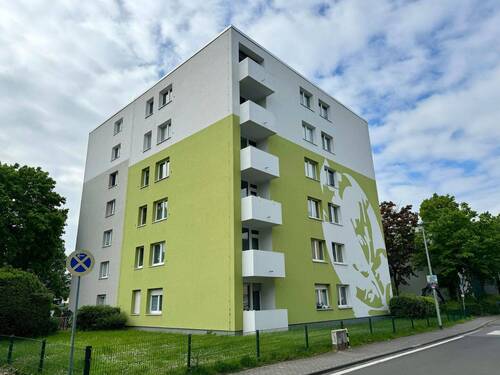 Gebäude mit verzierter Fassade, Straßenansicht - 