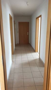 Flur in Richtung Wohnungstür - 