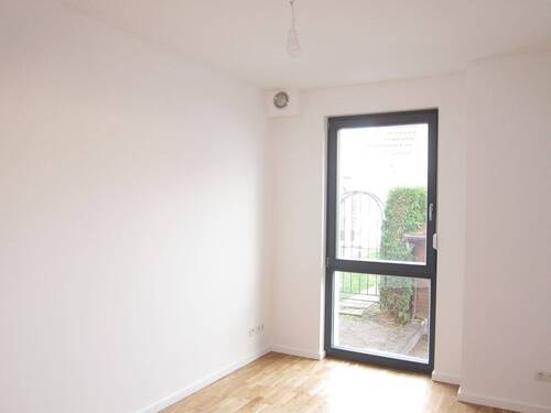 Schlafzimmer 1 zur Gartenseite - Terrassenwohnung mit 94,50 m&sup2; in Hoppegarten zur Miete
