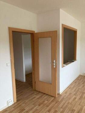 Wohnzimmer mit Blick auf Durchreiche - 