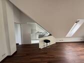 Ansicht III: Wohn- und Esszimmer mit offenem Küchenbereich - 