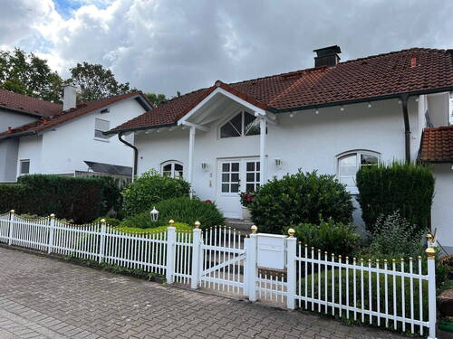 Ansicht von vorn - Großzügiges Einfamilienhaus mit exklusivem Garten in Top Lage