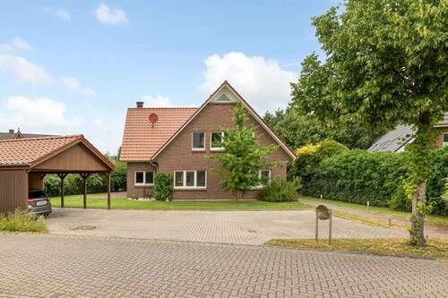 Vorderansicht mit Carport - 6 Zimmer Einfamilienhaus zum Kaufen in Jork