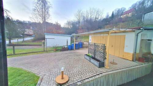 Doppelgarage und Vorplatz - 