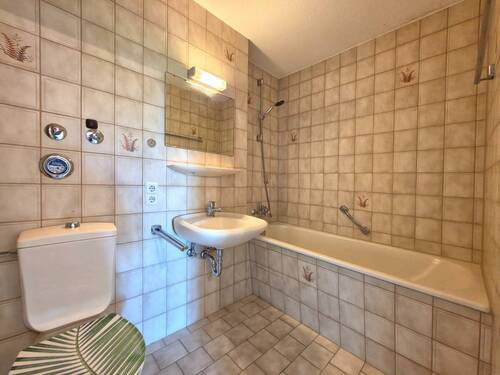Badezimmer mit Badewanne - 