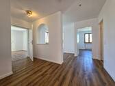 Großzügiger Wohnungsflur - Großzügige 4,5-Zimmer-Wohnung in der Ortsmitte Ottobrunn