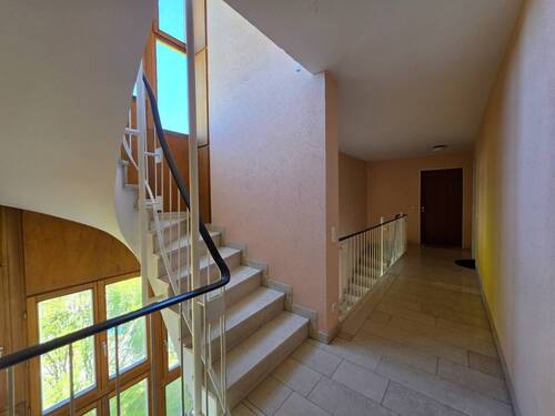 Wohnungseingang und Treppenhaus - 