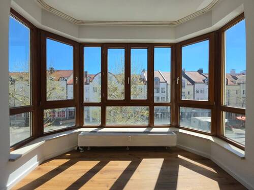 Wohnzimmer Erker mit Südausrichtung - 4 Zimmer Etagenwohnung zum Kaufen in Ottobrunn