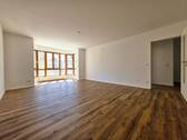 Geräumiges und helles Wohnzimmer - 4 Zimmer Etagenwohnung in Ottobrunn