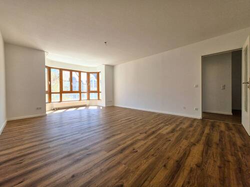 Geräumiges und helles Wohnzimmer - 4 Zimmer Etagenwohnung in Ottobrunn