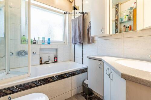 Tageslichtbad mit WC und WB (EG) - 