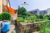 Gartenbeet mit Blick zur Terrasse - 