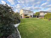 Gartenansicht des Hauses - Einfamilienhaus mit sonnigem Garten im Rousseau-Park