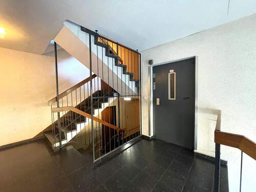 Treppenhaus und Aufzug - 