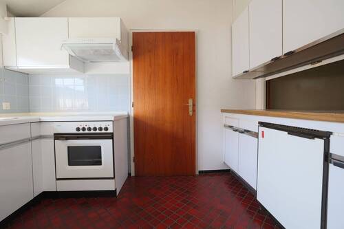 Funktionale Küche mit Durchreiche und Kellerzugang - 