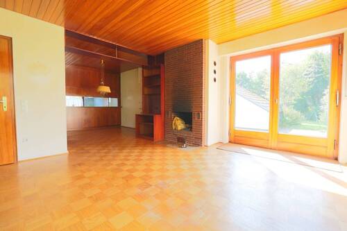 Wohn-/Essbereich mit Durchreiche und Terrassenzugang - 