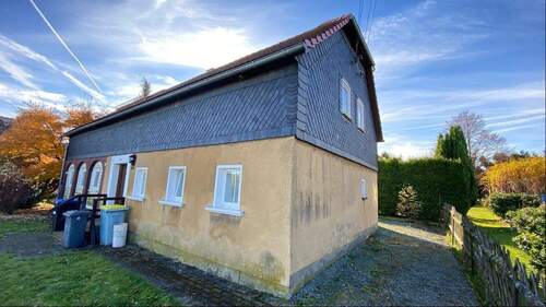 Seiten- und Frontansicht - 5 Zimmer Einfamilienhaus in Schönbach