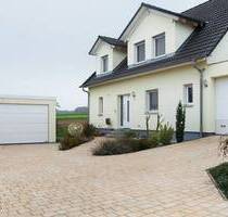 Stilvolles Wohnen auf höchstem Niveau – EFH mit Galerie & 3 Garagen - Heroldsbach Oesdorf
