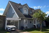 Seitenansicht mit Carport - 5 Zimmer Einfamilienhaus zum Kaufen in Grömitz