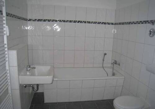 Bad mit Wanne - 1 Zimmer Etagenwohnung in Magdeburg