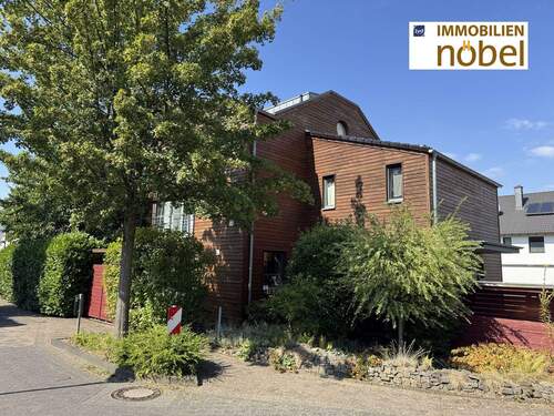 Strassenansicht - Architektenhaus in nachhaltiger Holzbauweise mit Einliegerwohnung!